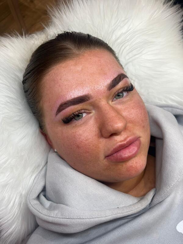 Shaped brows and lashes after a treatment